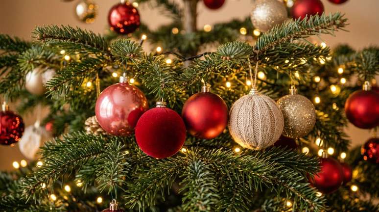 Adeus ao vermelho e verde na árvore de Natal: a cor elegante que será tendência na decoração nas festas de 2026