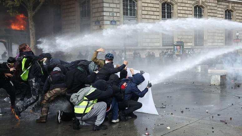 Prédio incendiado, mais de 400 presos: o que está por trás de dia de protestos na França