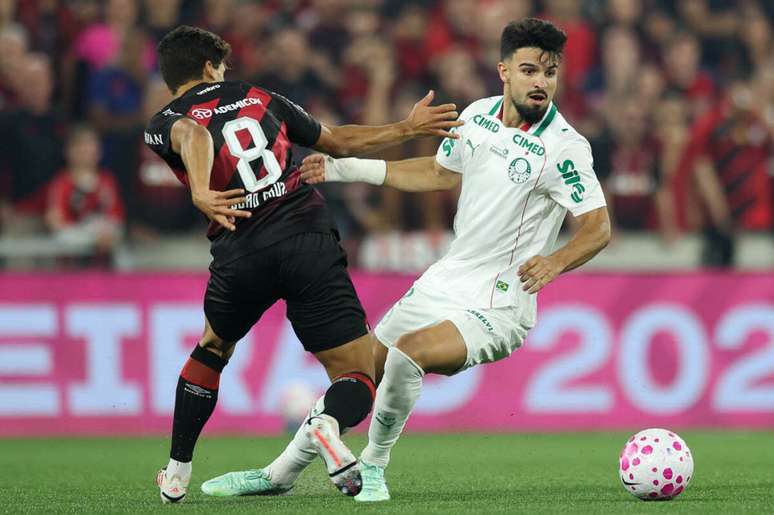 Com um a menos, Palmeiras bate Athletico e volta à ponta do Brasileiro