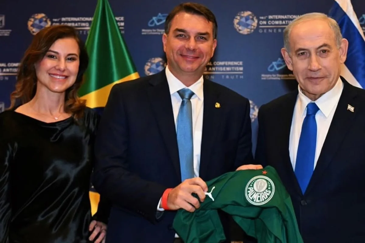 Netanyahu parabeniza Flávio por vencer 1º turno e deseja sorte: "Meu amigo"