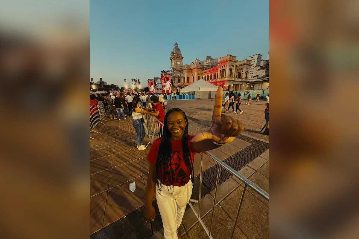 Ana Elisa na Praça da Estação
