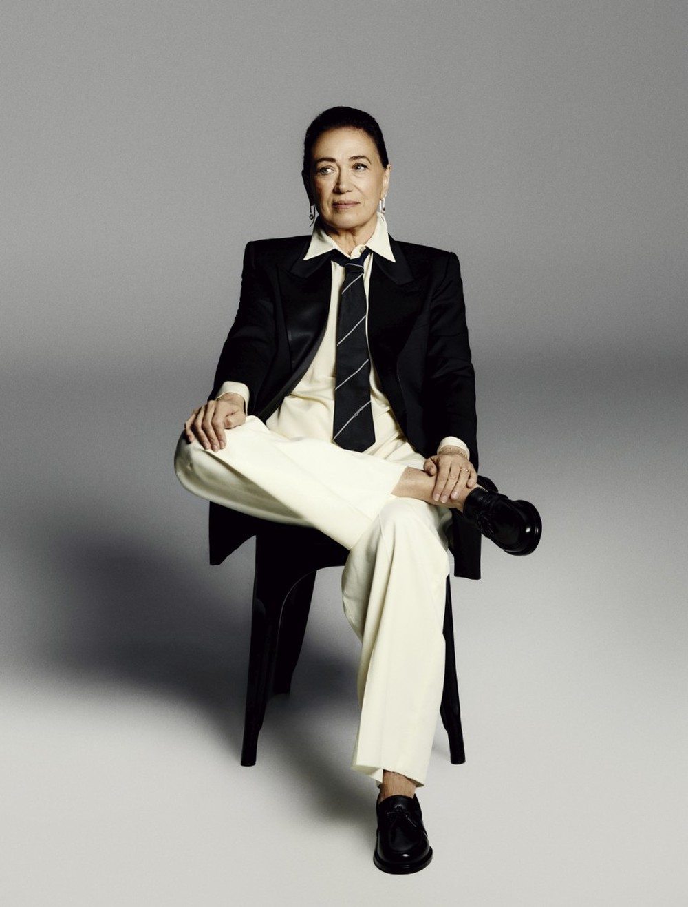 Lilia veste blazer Andrea Bogosian na Dona Coisa, camisa NV, calça Carol Bassi, gravata Txello Vintage, sapatos Alexandre Birman, brincos Atelier Schiper x Esther Bonder — Foto: Mateus Augusto Rubim