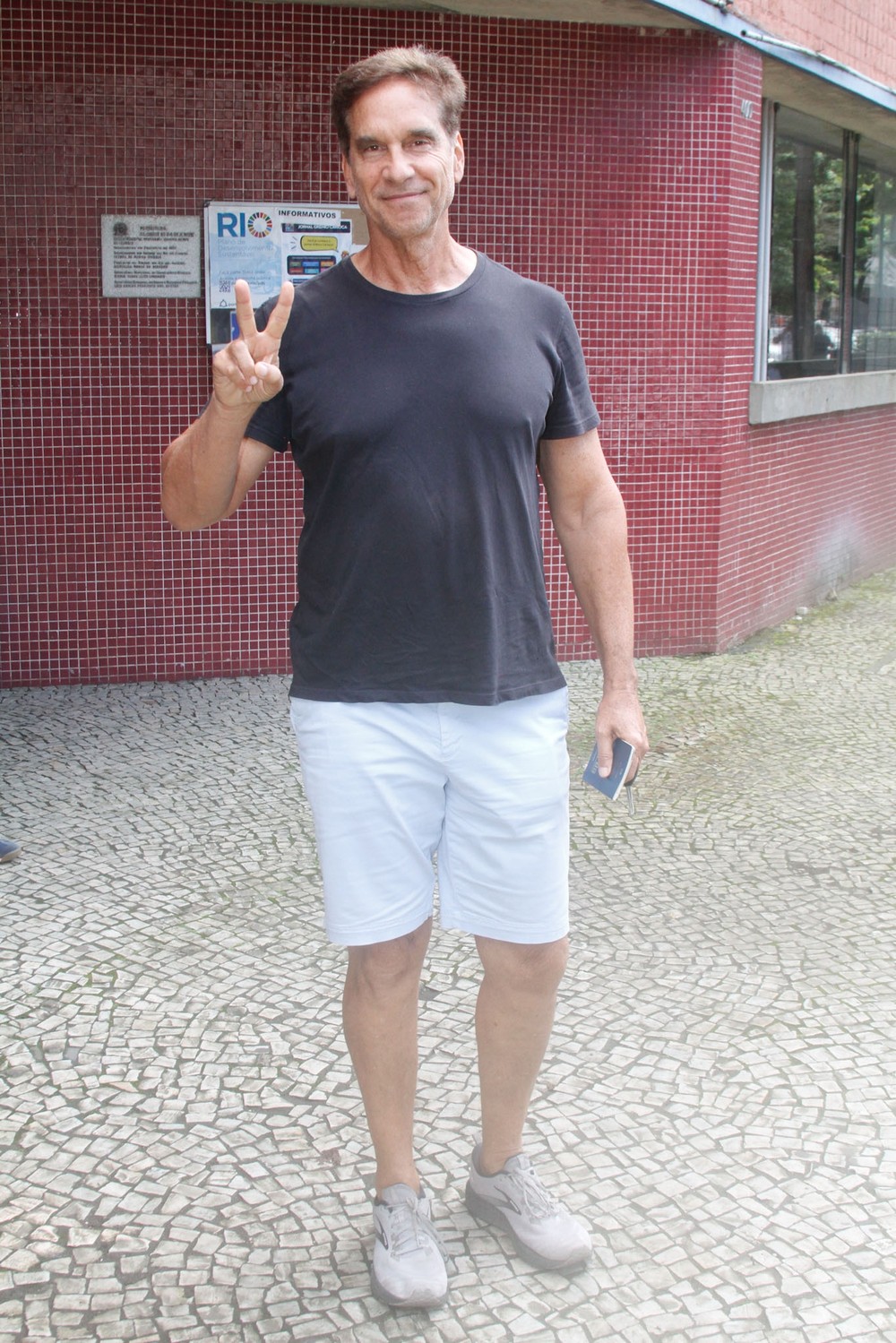Famosos vão às urnas no 1º turno das Eleições 2026; veja fotos