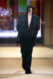 Celine resgata referências dos anos 1980 e do grunge no Paris Fashion Week