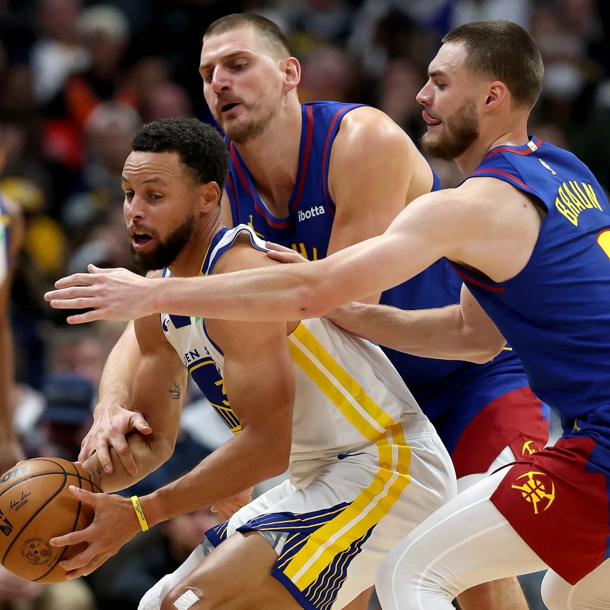 Stephen Curry acerta 100% dos arremessos e Warriors vencem 1ª na temporada