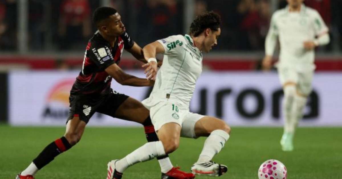 Com um a menos, Palmeiras bate Athletico e volta à ponta do Brasileiro