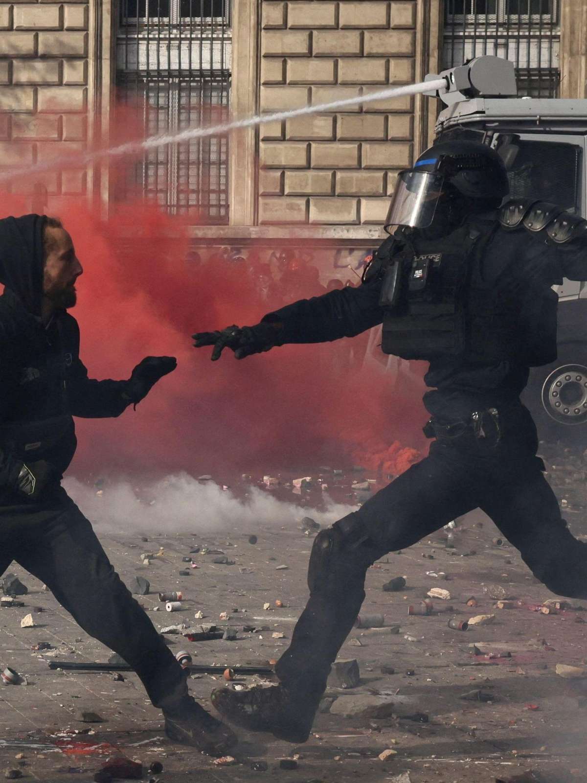 Prédio incendiado, mais de 400 presos: o que está por trás de dia de protestos na França
