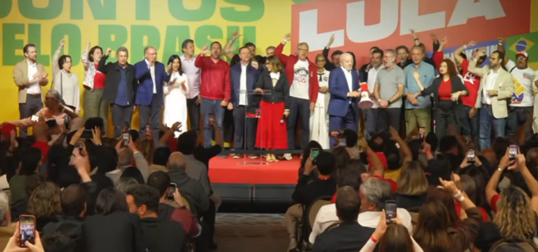 Saiba quem estava atrás de Lula e Flávio Bolsonaro durante discursos após resultados do 1º turno