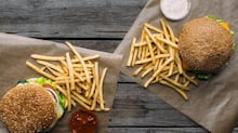 Caminhão de batatas fritas pega fogo na estrada e, sem feridos, xerife lamenta perder comida