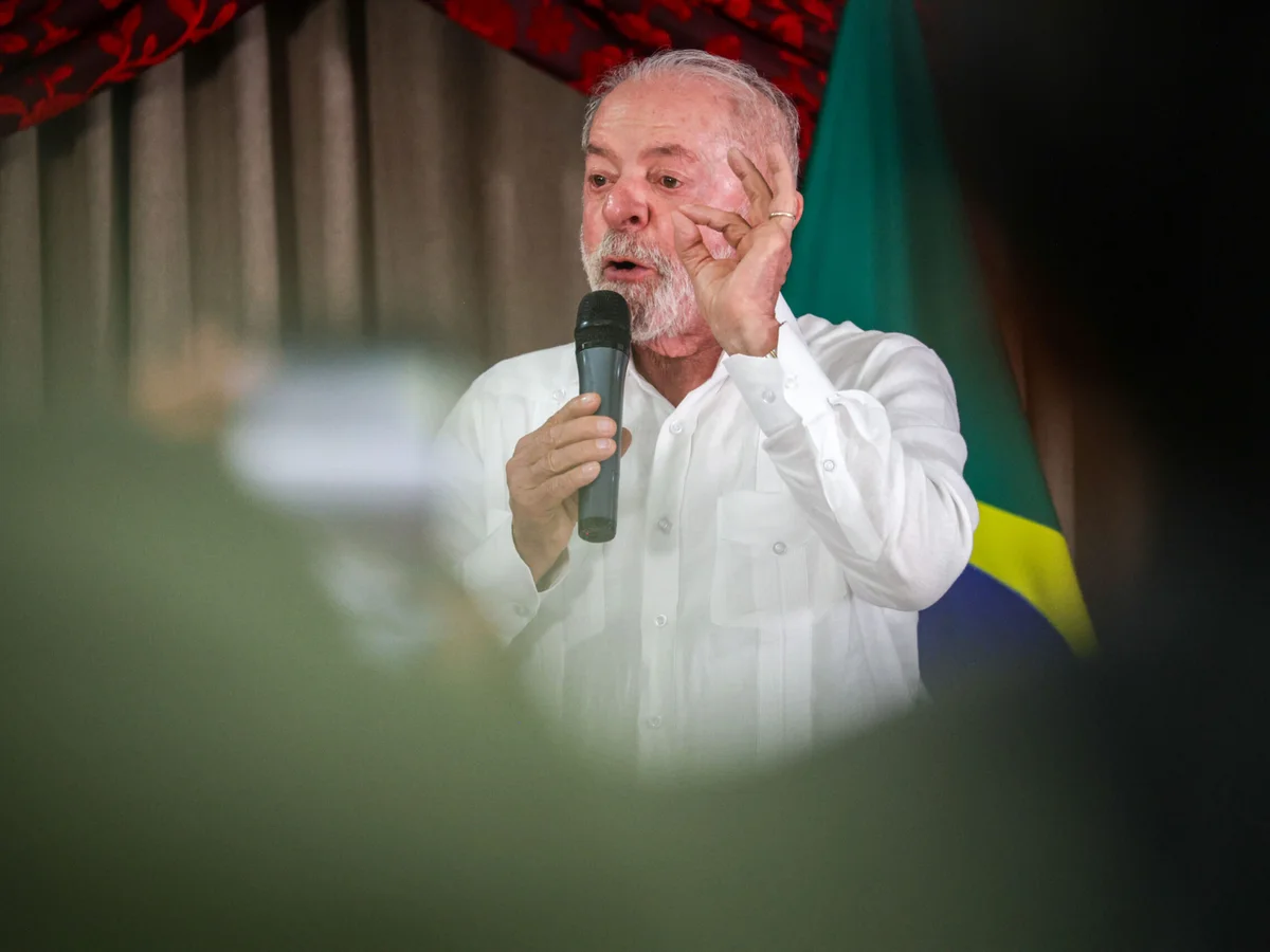 Lula diz que tesouraço de Flávio é para "cortar do sangue do povo"