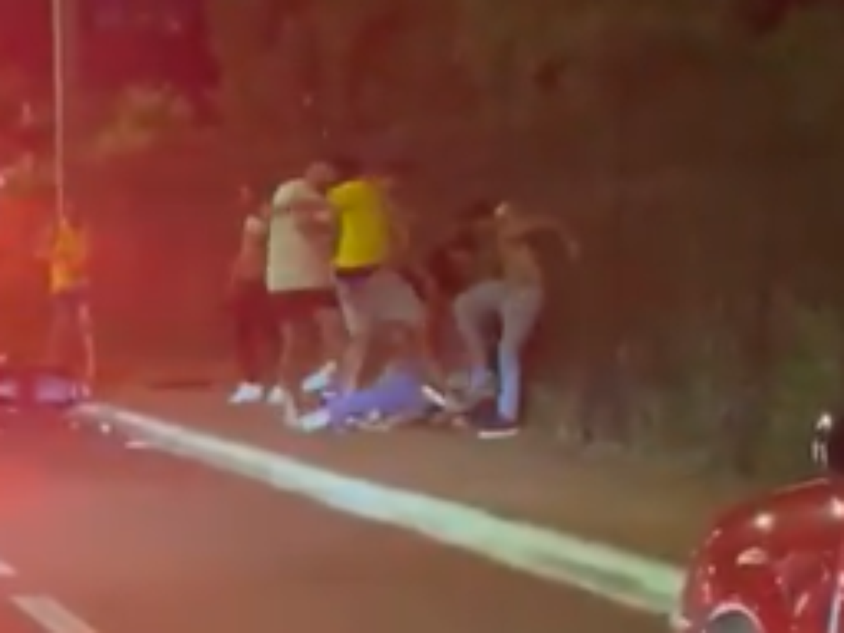 Vídeo mostra confusão e homem sendo espancado em cidade de Goiás após eleição