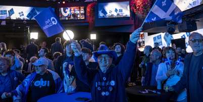 Apoiadores do l&iacute;der do Parti Quebecois (PQ), Paul St-Pierre Plamondon, acompanham a divulga&ccedil;&atilde;o dos resultados eleitorais em Montreal, Quebec, no Canad&aacute;, em 5 de outubro de 2026. Foto: &copy; ANDREJ IVANOV / AFP / RFI