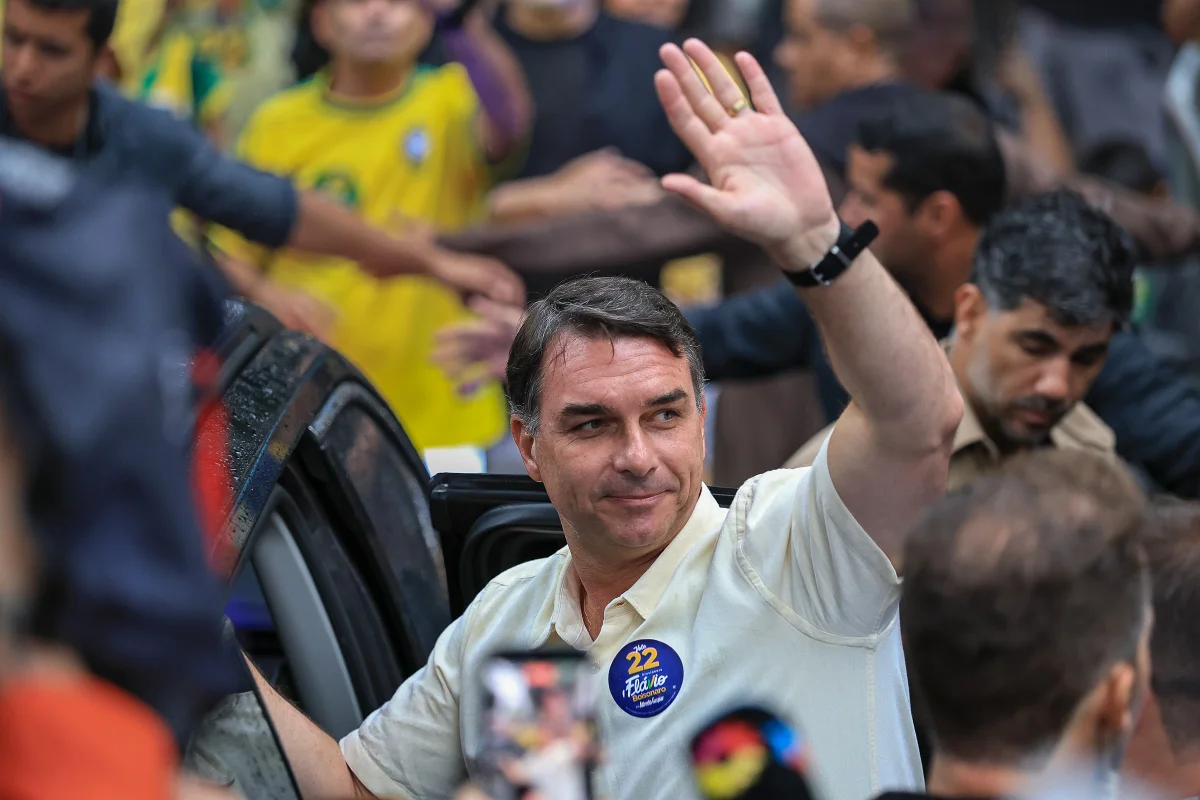 Derrotado, Flávio Bolsonaro teve mais votos que Jair em 2022 e 2018
