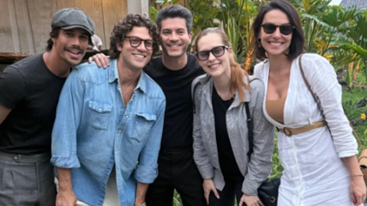 Foto: Arthur Aguiar dedica reencontro do elenco de Rebelde a Lua Blanco