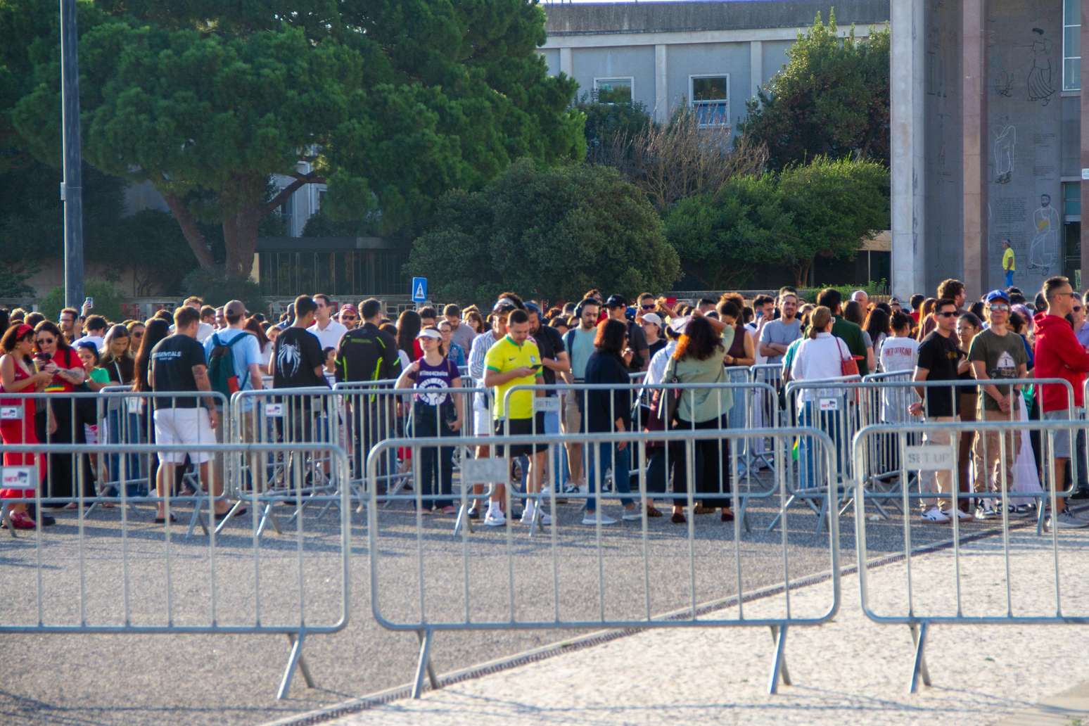 Elei&ccedil;&atilde;o 2026: Eleitores brasileiros aguardam na fila para entrar nos locais de vota&ccedil;&atilde;o da Universidade de Lisboa