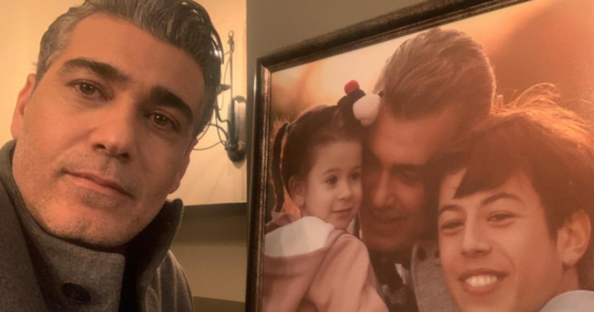 Caner Cindoruk posa ao lado de quadro de Volkan com os filhos e arranca elogios dos fãs: ‘Lindos’