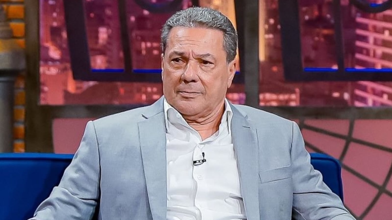 Homem de terno parado sentado em um sofá