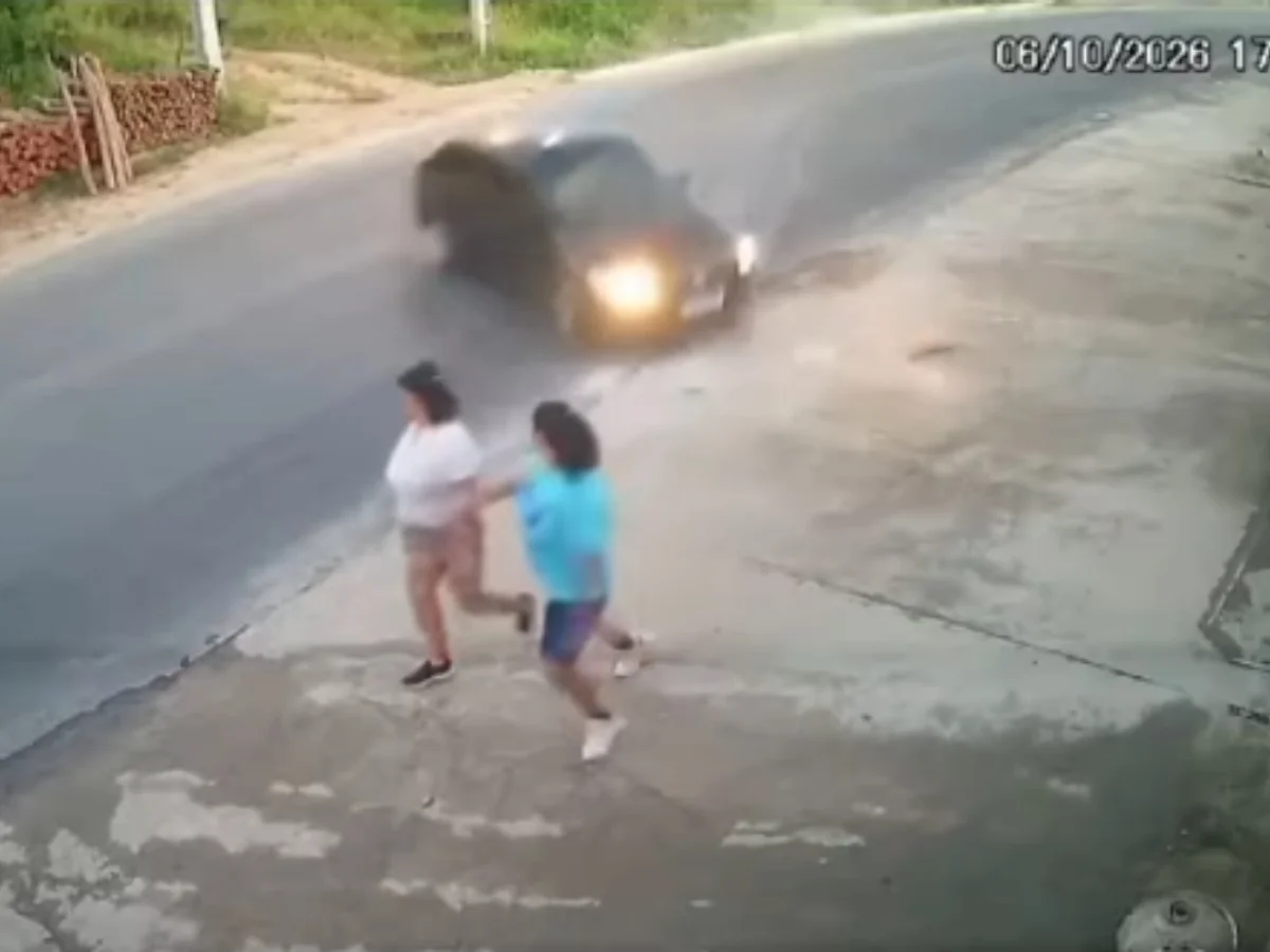 Carro desgovernado derrapa para fora da pista e atropela duas irmãs em PE