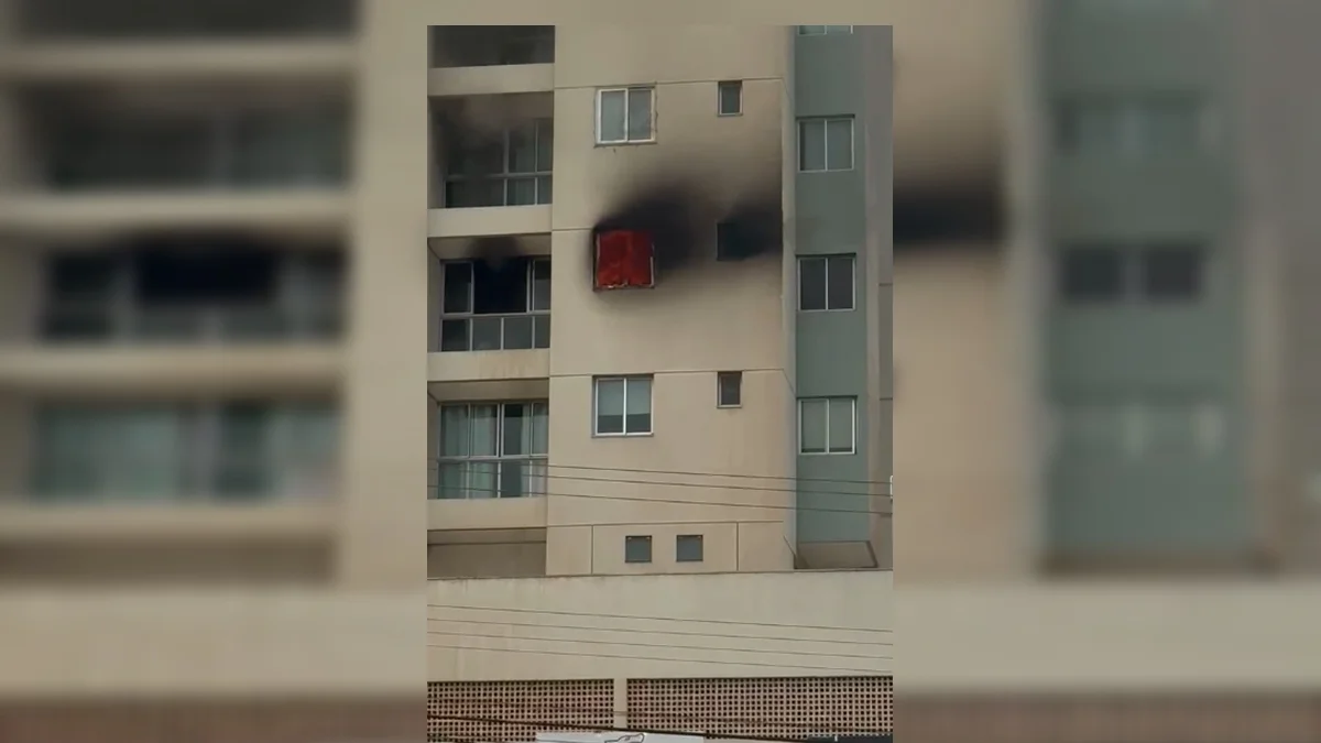 Incêndio atinge apartamento em prédio residencial em Samambaia