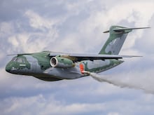 FAB intercepta aeronave vinda da Bolívia, e piloto incendeia avião após pouso forçado