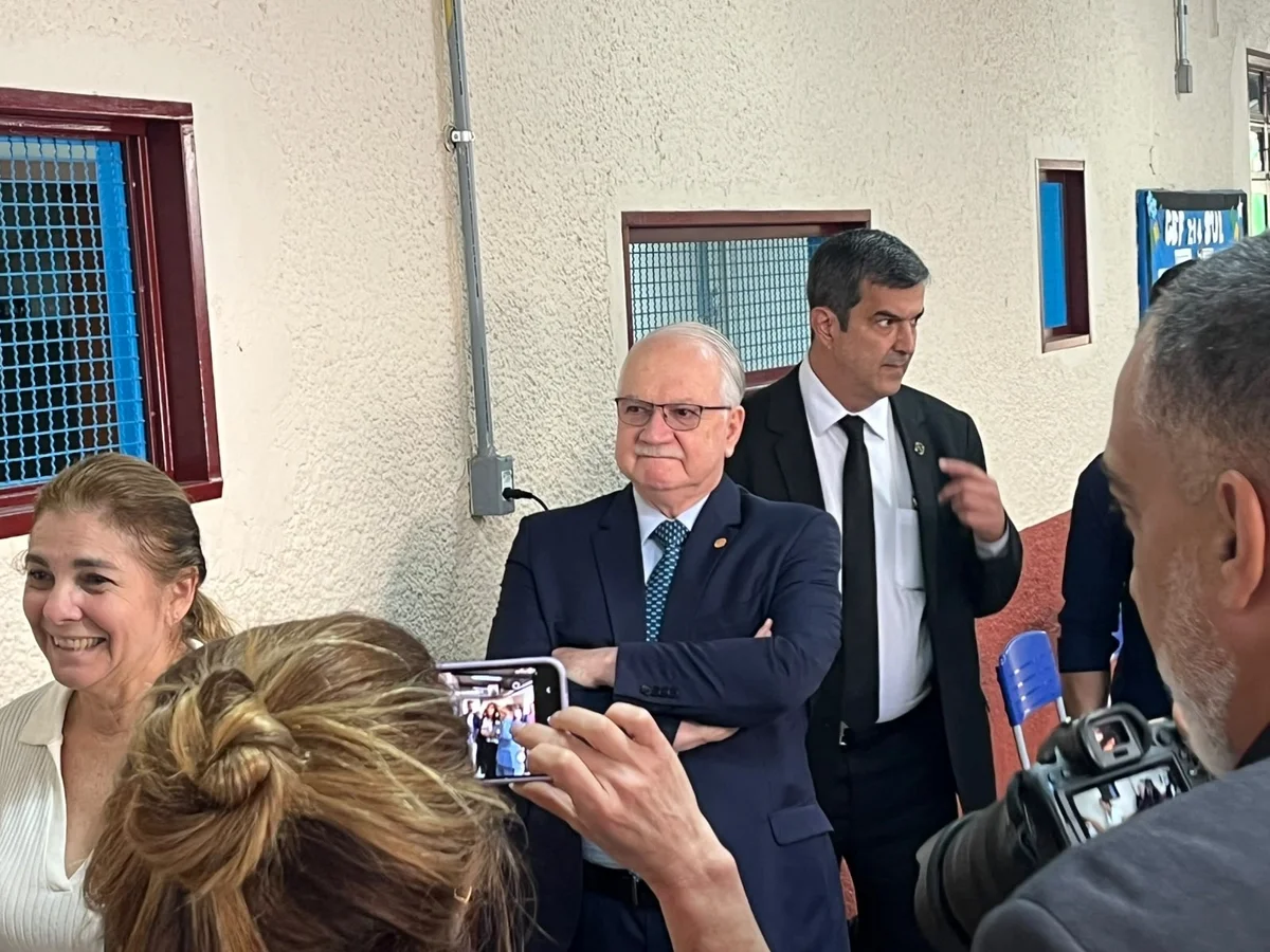 Presidente do STF, Fachin vota no 1º turno e destaca “soberania popular”