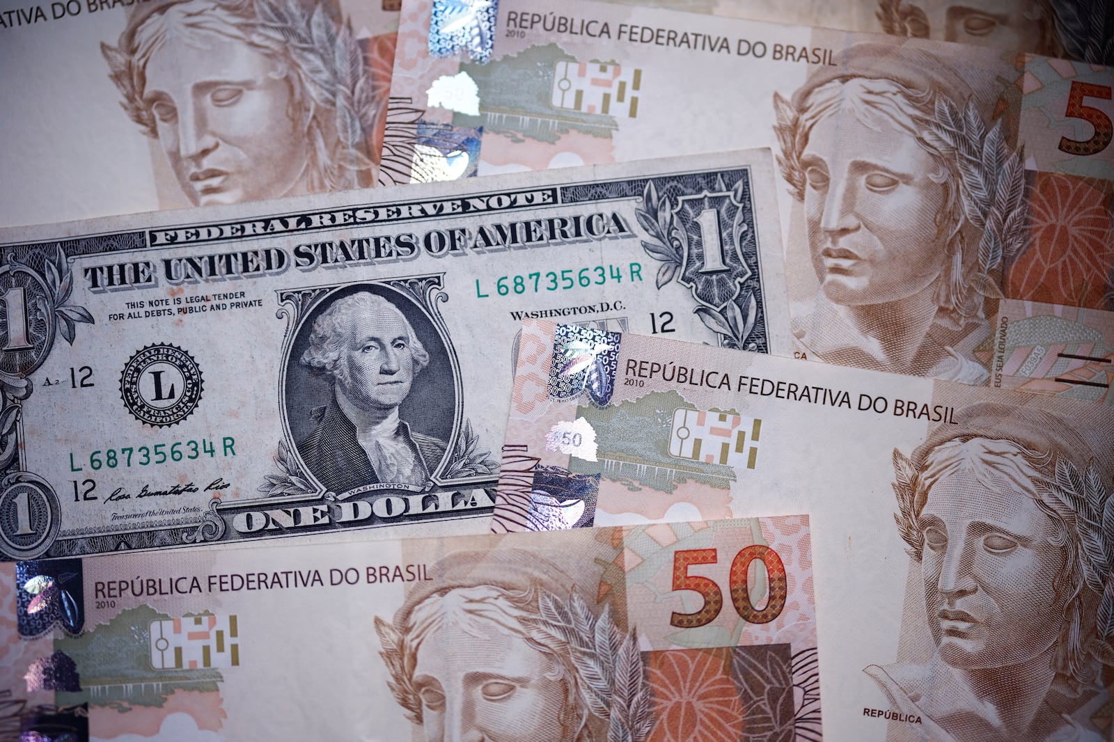 Dólar iniciou esta segunda-feira (5) no Brasil com queda superior a 4% Reuters/Amanda Perobelli - 05.10.2026